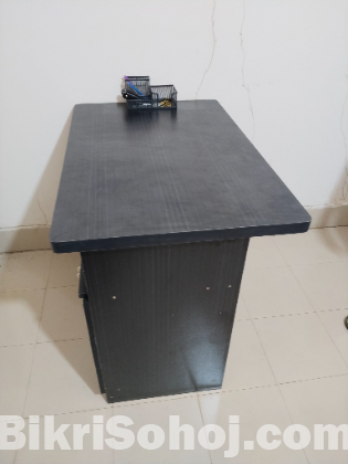 অফিস টেবিল